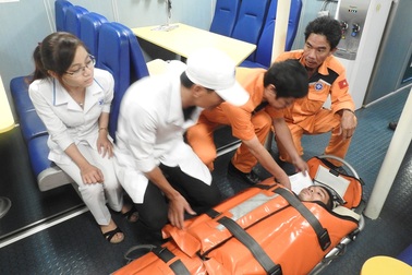 Cứu thuyền viên bị tai nạn nguy kịch trên biển