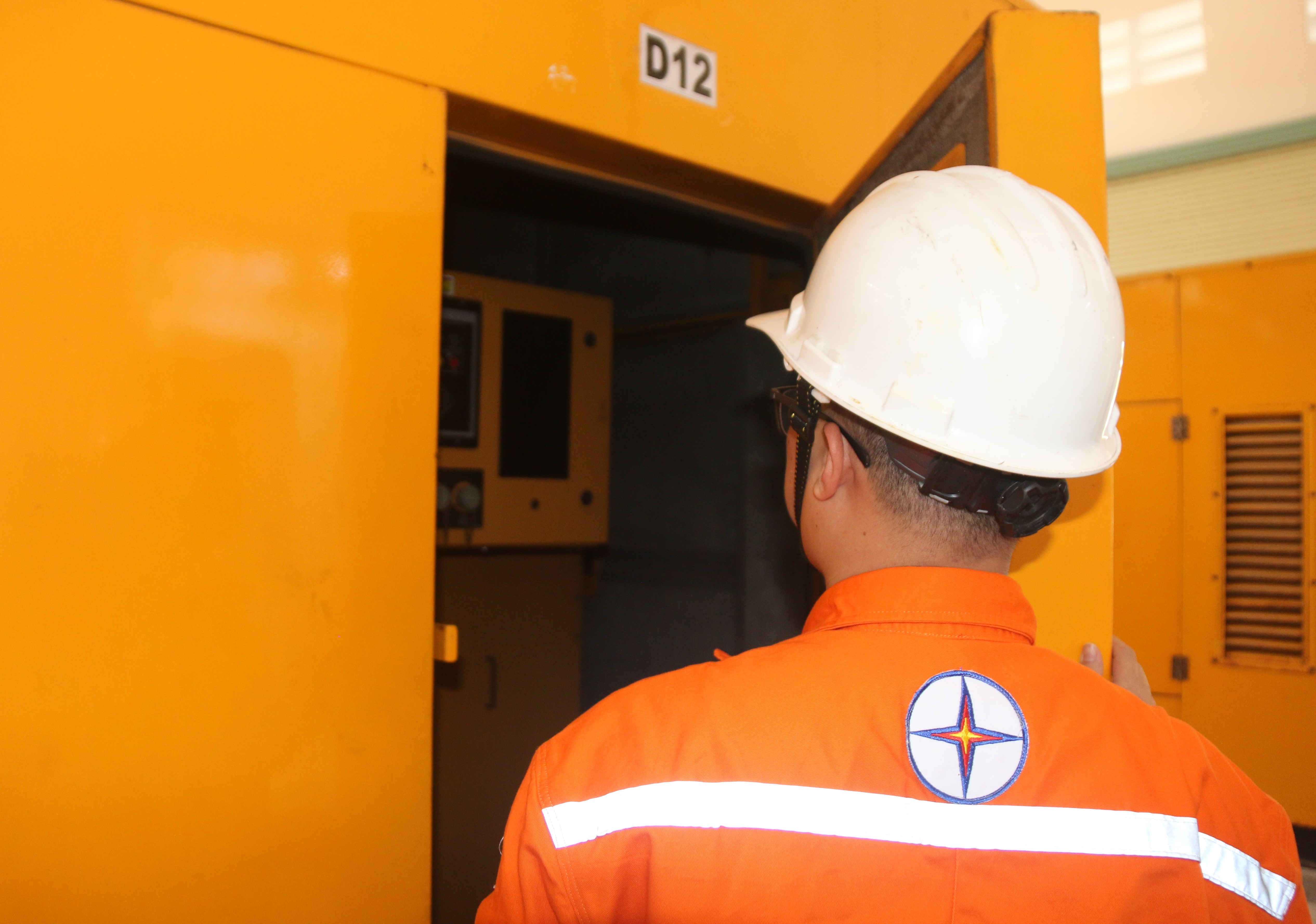 Điện về đảo "bừng sáng"