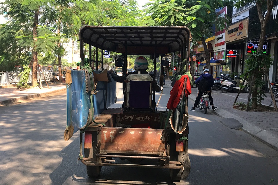 Xe ba bánh chở hàng cồng kềnh nghênh ngang trên đường phố - 11 Xe ba bánh chở hàng cồng kềnh nghênh ngang trên đường phố - 11