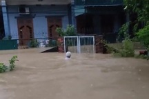 Nhiều tuyến phố Hạ Long chìm trong biển nước