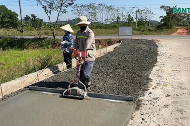 Người dân hiến đất làm đường