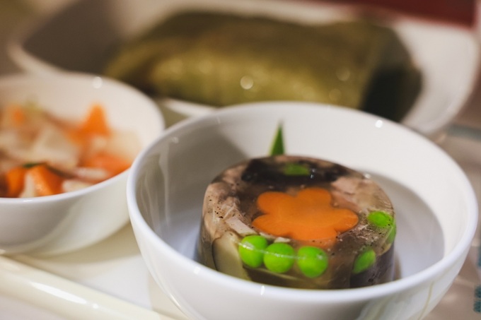 Không chỉ là những món ăn đặc trưng ngày Tết, thực đơn còn thể hiện phong vị độc đáo của các vùng miền, địa phương