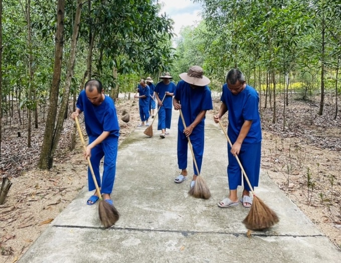 Người khuyết tật tại Trung tâm Bảo trợ xã hội tổng hợp 1 tỉnh Quảng Trị tham gia lao động trị liệu. Ảnh mang tính chất minh hoạ