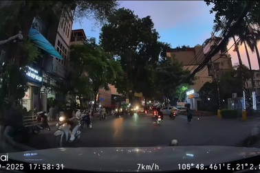 Sau màn "trình diễn" đi xe đạp bỏ hai tay, nam sinh ngã nhào trước đầu ô tô