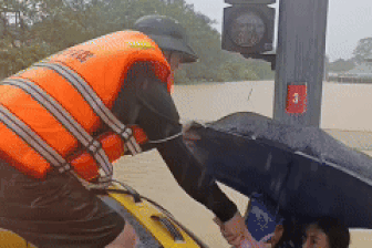 Người đàn ông cứu hai mẹ con bám cột điện nhiều giờ giữa dòng nước lũ ở Huế