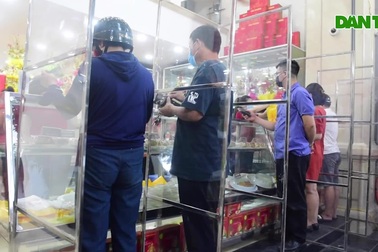 Cửa hàng bán bánh trung thu dựng vách ngăn phòng dịch Covid-19