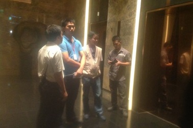 Hoảng loạn vì thang máy rơi tự do ở tòa nhà Lotte Center