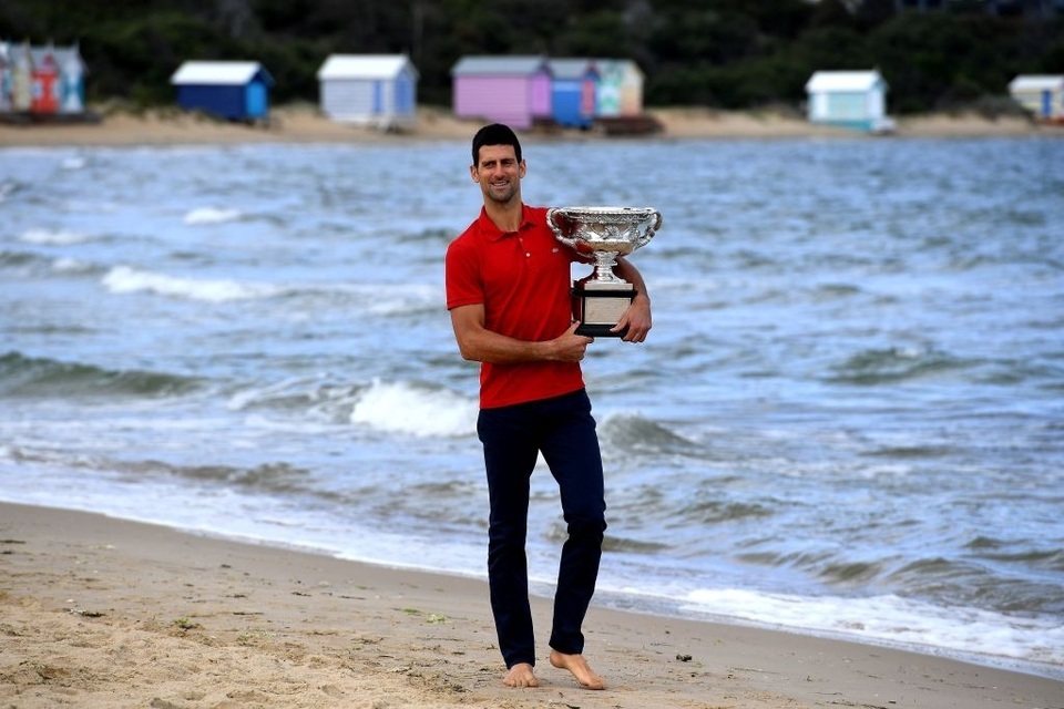 Djokovic khoe cúp Norman Brookes trên bãi biển Melbourne - 1 Djokovic khoe cúp Norman Brookes trên bãi biển Melbourne - 1