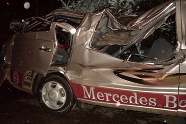 Cây đổ đè lên ô tô, 19 người bị thương