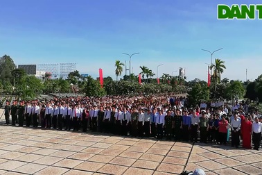 Chủ tịch Quốc hội Nguyễn Thị Kim Ngân viếng Nghĩa trang liệt sĩ ở Vĩnh Long