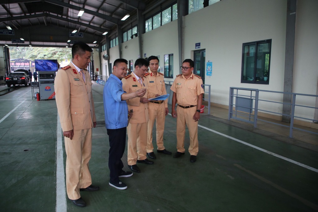 Cảnh sát giao thông hỗ trợ trung tâm đăng kiểm ngay sau khi được tăng cường - 6 Cảnh sát giao thông hỗ trợ trung tâm đăng kiểm ngay sau khi được tăng cường - 6
