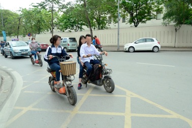 Nam Định nghiêm cấm học sinh cấp 2 không tự đi xe máy điện đến trường