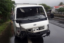 Xe chở phạm nhân gặp nạn, điều xe khác tới tiếp nhận phạm nhân