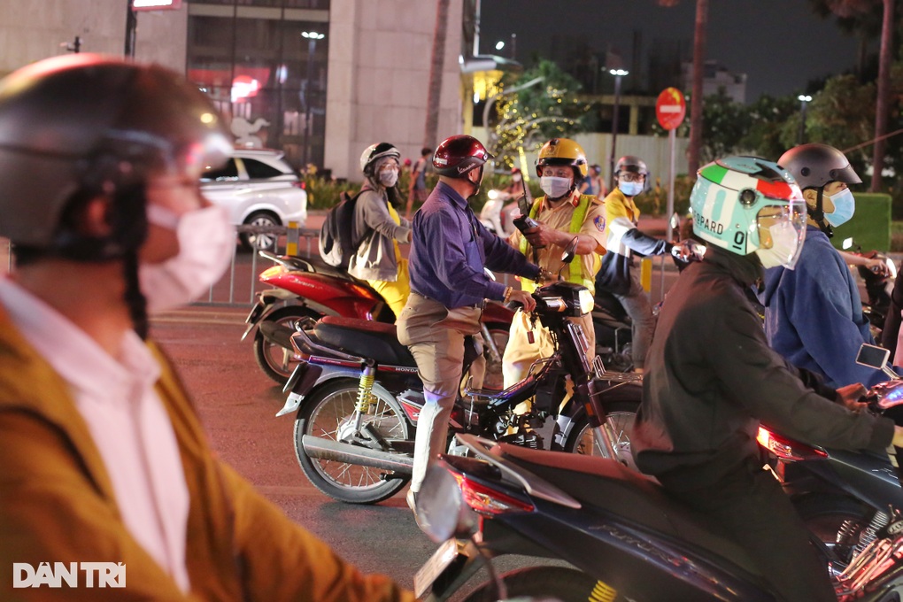 Tài xế vi phạm nồng độ cồn: Gần Tết mất 7 triệu đồng, tôi xót lắm - 2 Tài xế vi phạm nồng độ cồn: Gần Tết mất 7 triệu đồng, tôi xót lắm - 2