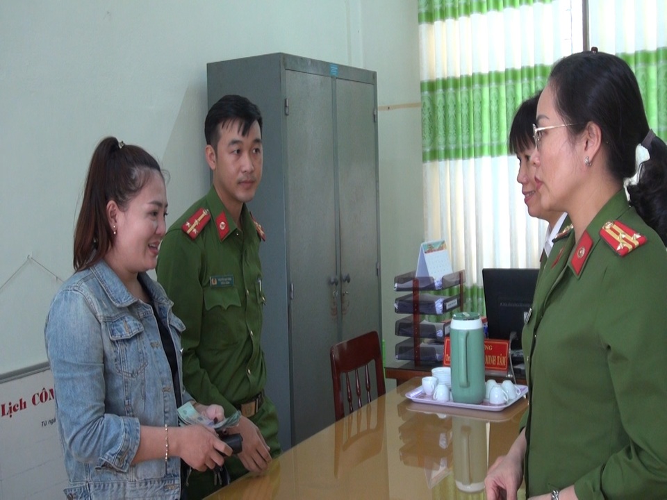 Thượng úy Công an trả 22 triệu đồng cho người đánh rơi - 1 Thượng úy Công an trả 22 triệu đồng cho người đánh rơi - 1