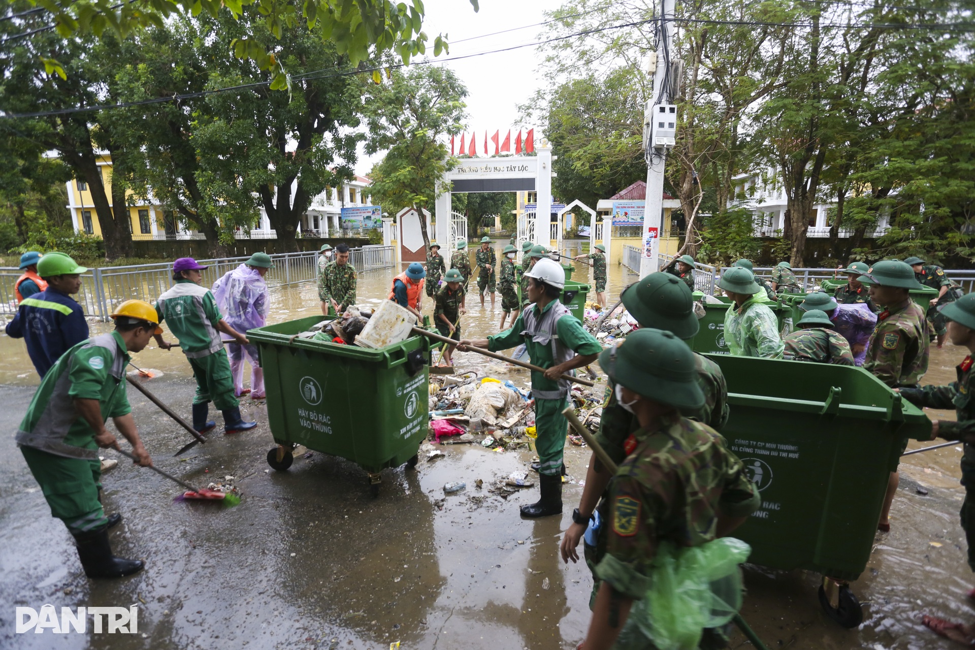Huế chìm trong rác thải và bùn lầy sau ba trận lụt liên tiếp - 11 Huế chìm trong rác thải và bùn lầy sau ba trận lụt liên tiếp - 11