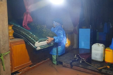 Mưa lớn khiến nước sông dâng cao, nhiều người dân phải di dời trong đêm