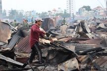 Hoang tàn hiện trường vụ cháy hơn 70 nhà dân ở Nha Trang