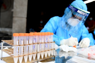 Hà Nội: Đi xét nghiệm làm giấy thông hành, phát hiện dương tính SARS-CoV-2