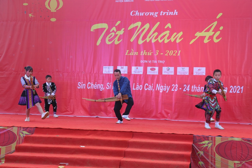 Mang Tết nhân ái ấm áp đến với bà con dân tộc khó khăn huyện Si Ma Cai - 4 Mang Tết nhân ái ấm áp đến với bà con dân tộc khó khăn huyện Si Ma Cai - 4