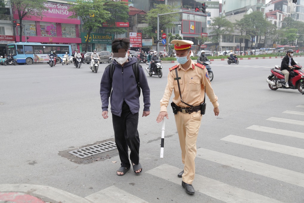 Người đi bộ bất ngờ khi bị cảnh sát giao thông Hà Nội xử phạt - 3 Người đi bộ bất ngờ khi bị cảnh sát giao thông Hà Nội xử phạt - 3