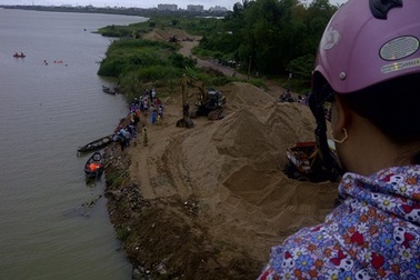 Nam sinh nhảy cầu tự vẫn trong đêm