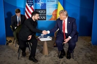 Lựa chọn trang phục gây chú ý của ông Zelensky khi gặp ông Trump