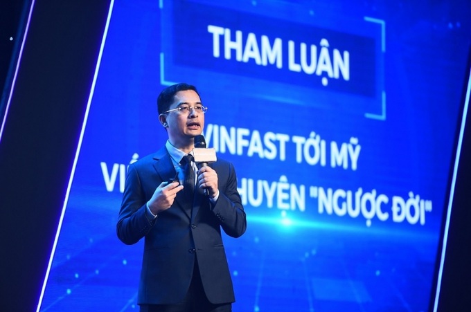 Ông Hoàng Chí Trung - Tổng Giám đốc VinFast Trading Việt Nam trình bày tham luận về hành trình chinh phục thị trường quốc tế của ngành ô tô Việt Nam.