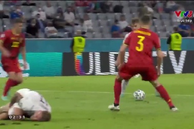 Immobile ăn vạ hài hước ở tình huống Barella ghi bàn cho Italia