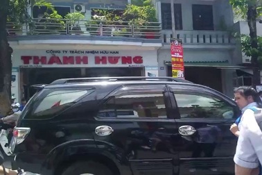 Phụ huynh chờ con thi xong buổi thi cuối cùng tại Huế