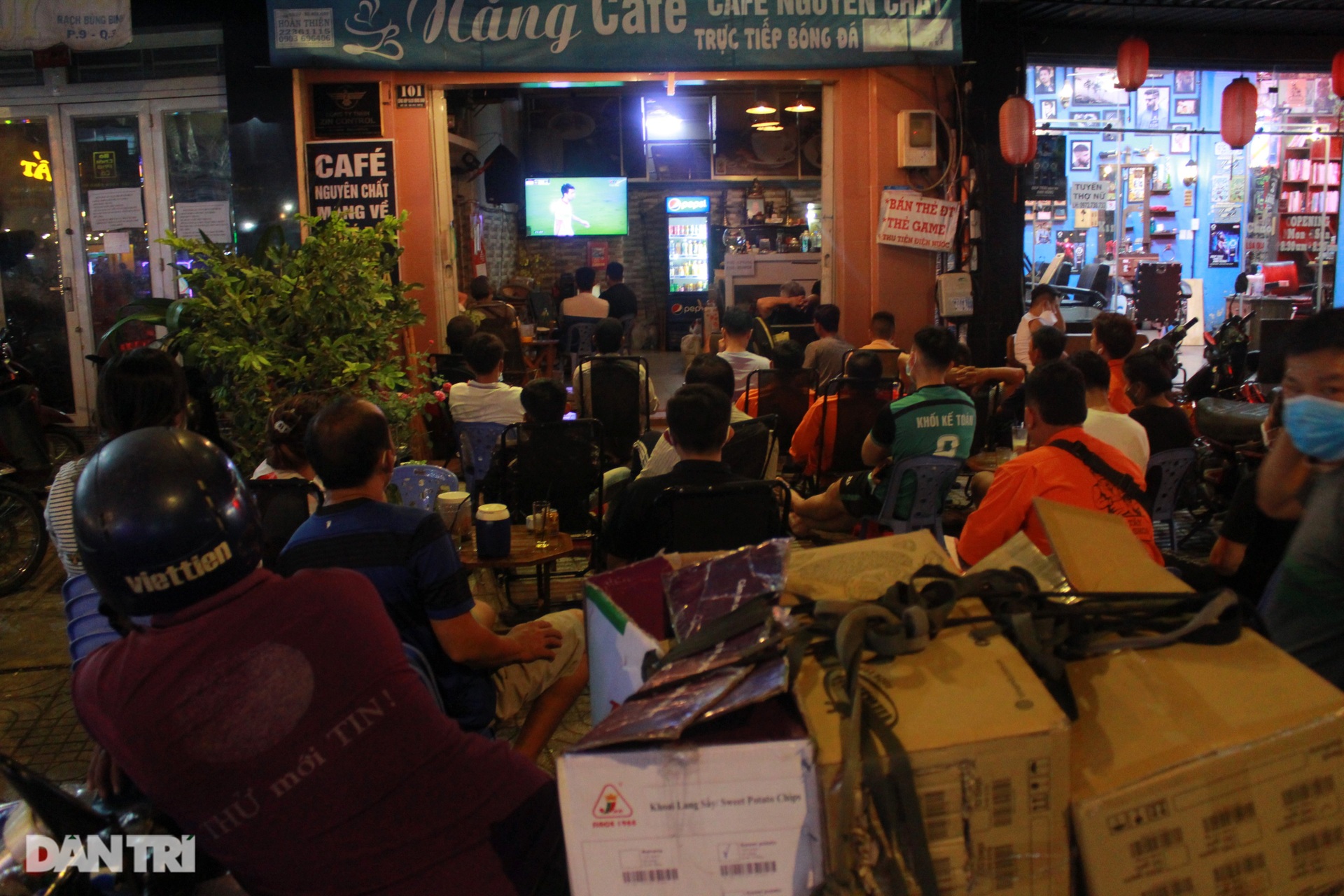 Người hâm mộ gục đầu tiếc nuối khi Việt Nam trở thành cựu vương tại AFF Cup - 3 Người hâm mộ gục đầu tiếc nuối khi Việt Nam trở thành cựu vương tại AFF Cup - 3