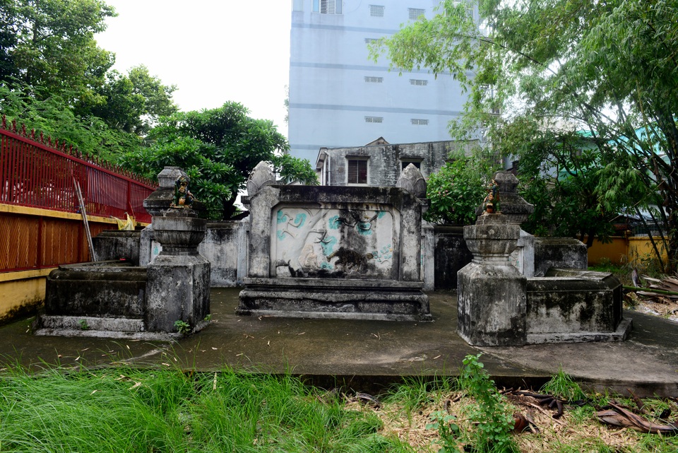 Mộ cổ bị bôi bẩn.jpg Mộ cổ bị bôi bẩn.jpg