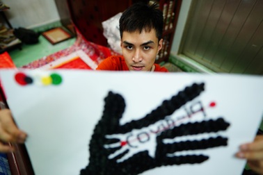 “Nhảy múa” với nút áo, chàng kỹ sư làm tranh cổ động chống dịch Covid-19