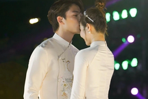 Huyền Lizzie im lặng trước tin đồn yêu Đình Tú sau nụ hôn trên sân khấu