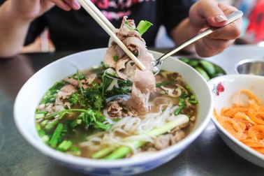 Quán phở Nam Định 3 đời ở TPHCM: Quyết giữ nguyên vị, 60 năm không rau giá