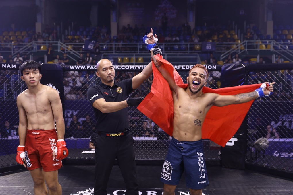 Võ sĩ 20 tuổi ngược dòng thắng ấn tượng tại giải MMA Championship - 4 Võ sĩ 20 tuổi ngược dòng thắng ấn tượng tại giải MMA Championship - 4