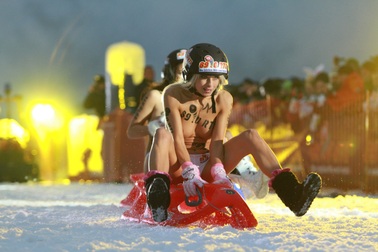 “Đỏ mặt” xem cuộc thi khỏa thân trượt tuyết