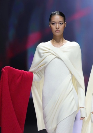 Top 4 Next Top Model đọ dáng trên sàn catwalk, Mai Hoa phục hồi sau cú ngã - 4