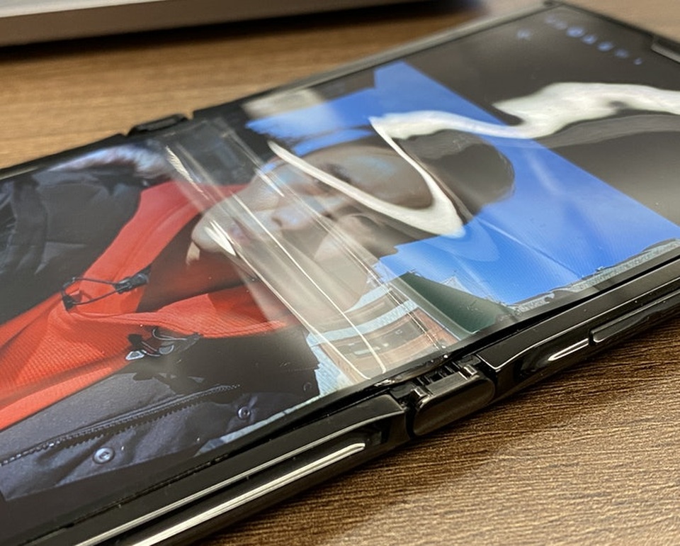 Màn hình gập Motorola Razr 2019 bị bong sau 1 tuần sử dụng - 1 Màn hình gập Motorola Razr 2019 bị bong sau 1 tuần sử dụng - 1
