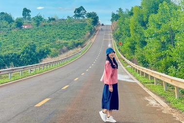 Cung đường dốc đứng độc đáo ở Gia Lai "hút" khách check-in