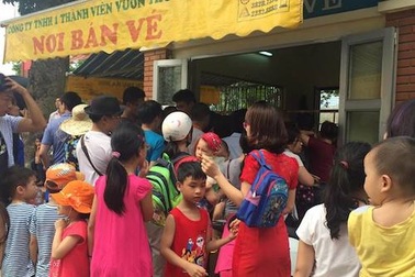 Hơn 10.000 vé xe, nước miễn phí phục vụ vạn người dồn về vườn thú Thủ Lệ