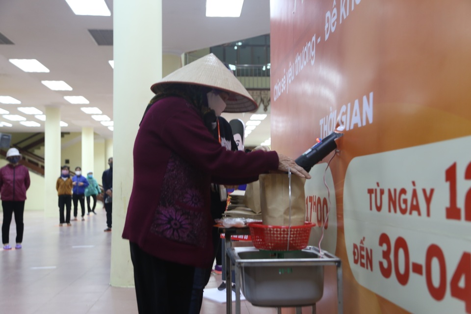 Người nghèo Hà Nội đội mưa rét đi rút gạo miễn phí - 5 Người nghèo Hà Nội đội mưa rét đi rút gạo miễn phí - 5