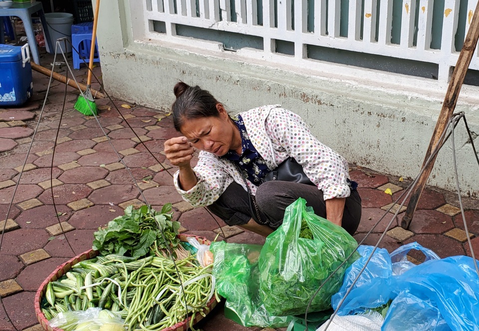 Hà Nội: Những gánh hàng rong “gồng mình” trong dịch Covid-19 - 2 Hà Nội: Những gánh hàng rong “gồng mình” trong dịch Covid-19 - 2