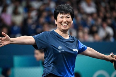 Cả phòng đứng dậy vỗ tay, "lão bà" 61 tuổi khóc trong hạnh phúc ở Olympic