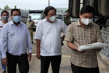 Bí thư Cà Mau trực tiếp kiểm tra 12 tấn tôm của tỉnh cực nam hỗ trợ TPHCM