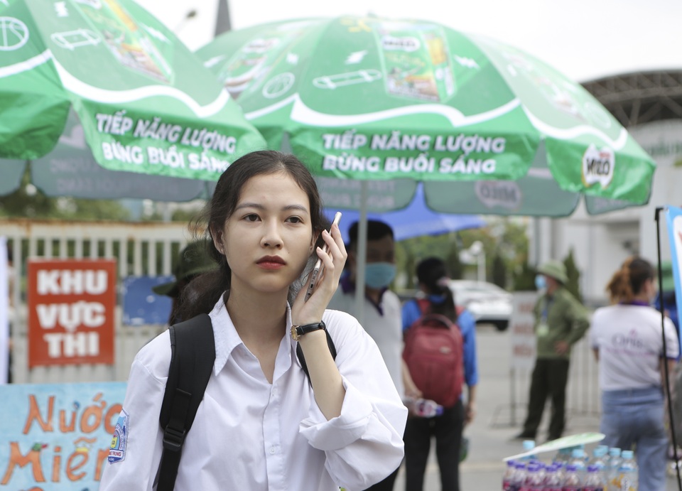 Muôn vẻ cảm xúc thí sinh sau buổi thi đầu tiên tốt nghiệp THPT - 11 Muôn vẻ cảm xúc thí sinh sau buổi thi đầu tiên tốt nghiệp THPT - 11