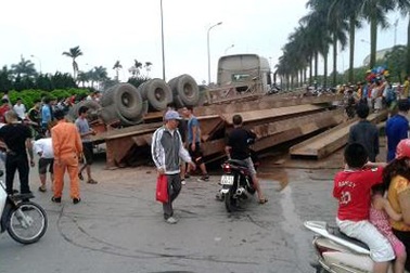 Hà Nội: Hoảng hốt chứng kiến xe rơ-moóc chổng vó lên trời