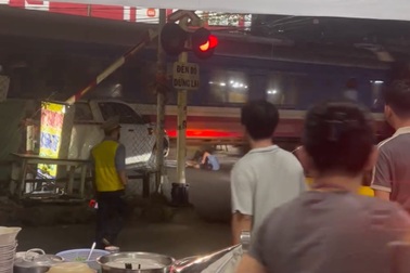 Tàu va chạm xe bán tải ở Biên Hòa, 2 người tử vong