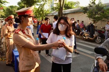 CSGT Hà Nội tiếp sức cho các sĩ tử vượt "vũ môn"