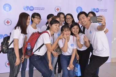 Hành trình mang nước uống sạch cho trẻ em vùng thiên tai